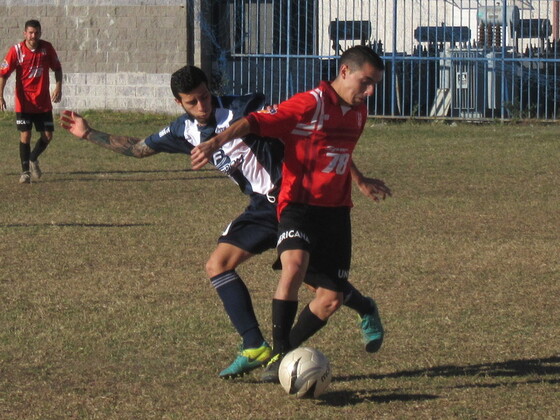 Abaca presionado por Ranaudo. El rojiblanco ya había vencido a Sportivo (3-1) en el Ivancich.