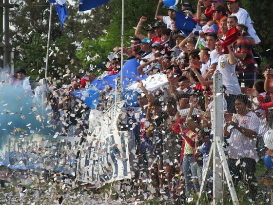 Día histórico. El público de Villa Diego respondió en gran número al debut en Copa Santa Fe.
