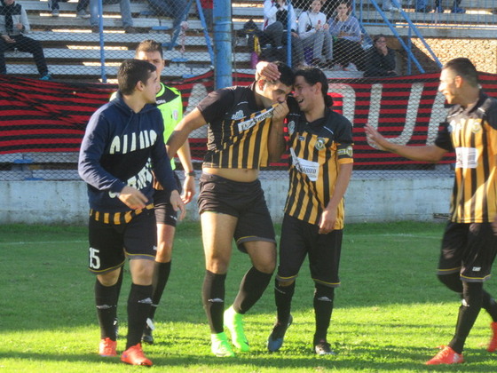 Ezequiel Romero festeja su gol, el tercero. Fue un notable remate desde afuera del área.