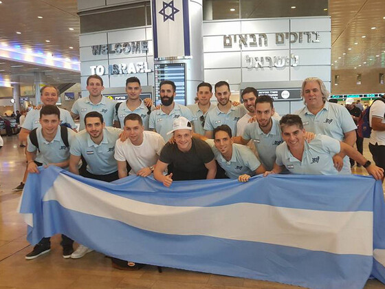 Parte de la delegación Argentina al llegar a Israel. Los Juegos Macabeos ya están en marcha.