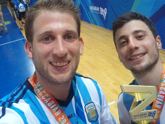 Dolber (a la izquierda) y Garmizo, felices con sus medallas de oro y los trofeos obtenidos.