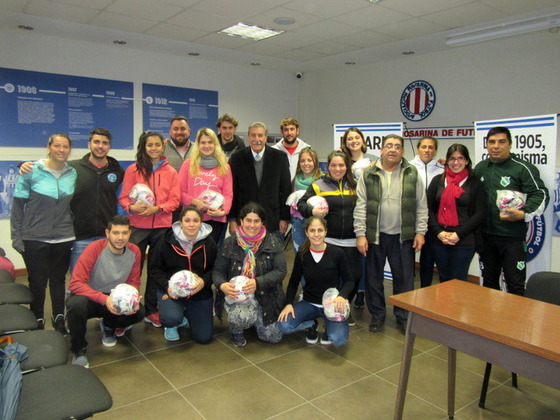 Delegados y delegadas del futsal femenino, recibieron balones de manos de Giammaria.