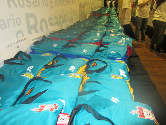 Las 3000 camisetas ordenadas por clubes, con las casaca de arqueros colocadas por delante.