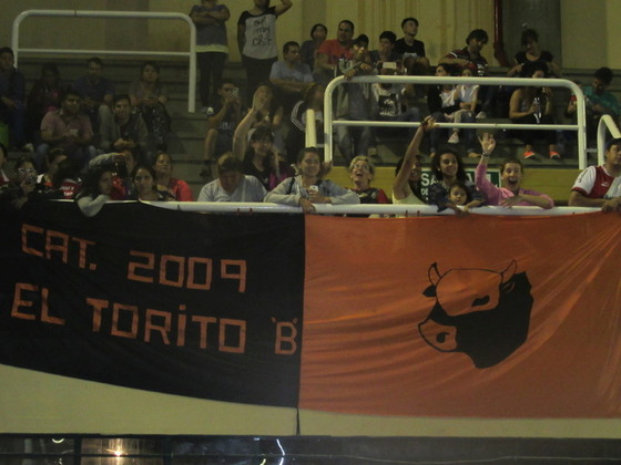 La gente del Torito estuvo presente, y acompañó a sus chicos con una bandera muy grande.