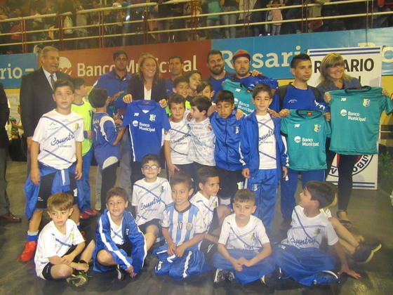 Sarmiento FC, la entidad de zona sur, retirando el obsequio de Rosarina y Municipalidad.