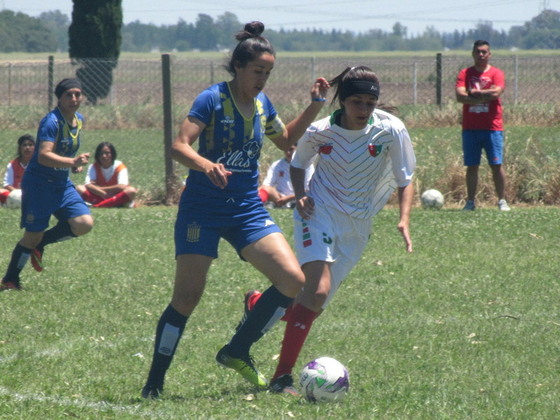 Conduce. Virginia Gómez es una de las jugadoras con más presencia en el ataque canalla.