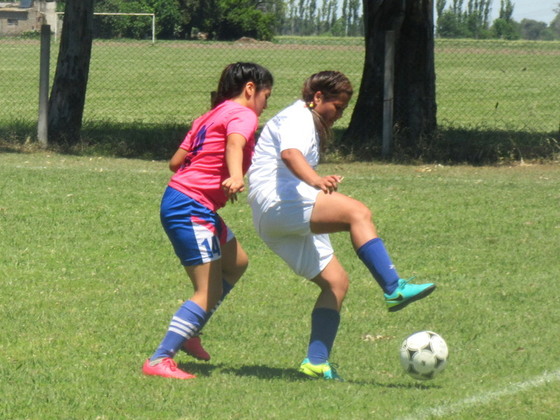 Camila Sánchez, del conjunto de Fisherton, presiona a una de las chicas de Cesarini.