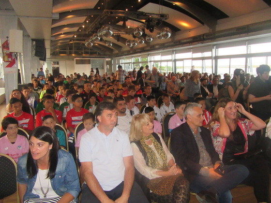 Más de 400 personas se hicieron presente en el Salón "Terrazas del Paraná".