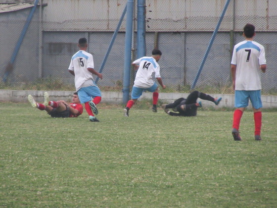 Portillo llega para molestar a Martín Laflor, que no logra retener. Ese fue el gol de Tiro.