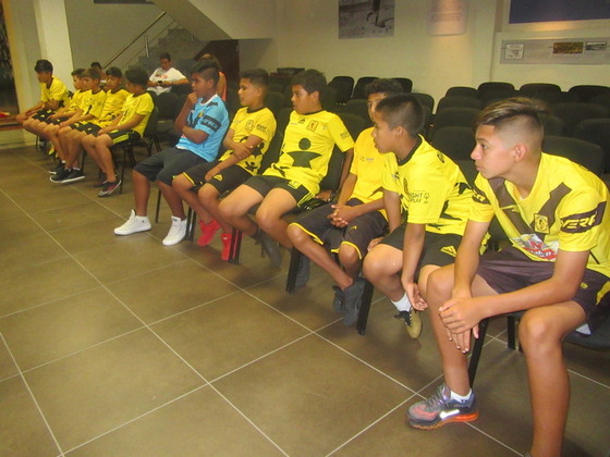 Los chicos, recién llegaditos a la ciudad, conocieron la Casa Madre del fútbol rosarino.