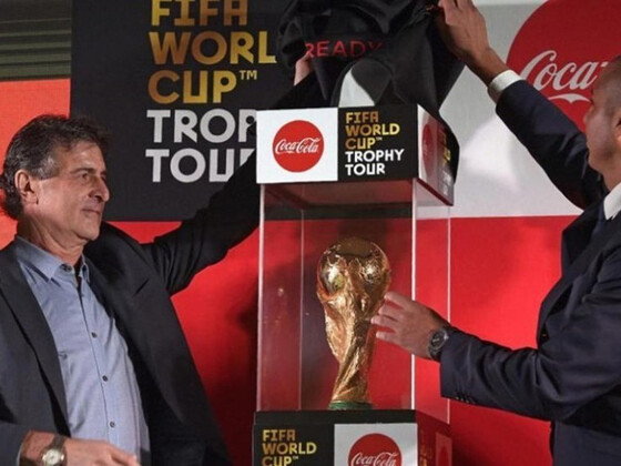Mario Alberto Kempes, campeón y goleador en 1978, descubre el trofeo junto a David Sergio Trezeguet, el franco-argentino campeón mundial en 1998 y subcampeón en 2006.