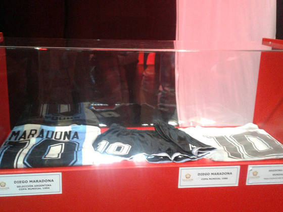 No podía faltar la indumentaria de Diego Maradona, ícono de nuestro fútbol. Aquí casacas suyas del 94 y el 86, así como también se exhibió el traje que usó en 2010 cuando fue DT.
