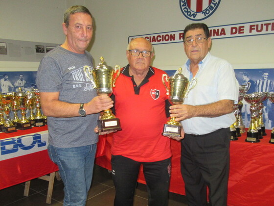 Juan Ardisson, en representación de NOB, retiró 10 trofeos. Entregaron Benitez y Verdolin.