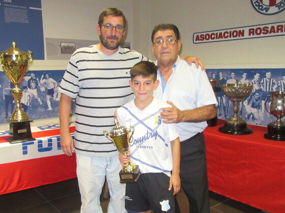 Fernando Pavicich, Vicepresidente de Sarmiento, retiró la copa que ganó la 8va División.