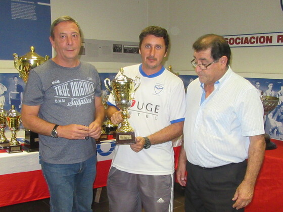 El delegado de General Paz con la preciada Copa de 4ta División, Zona A1. Un histórico logro.