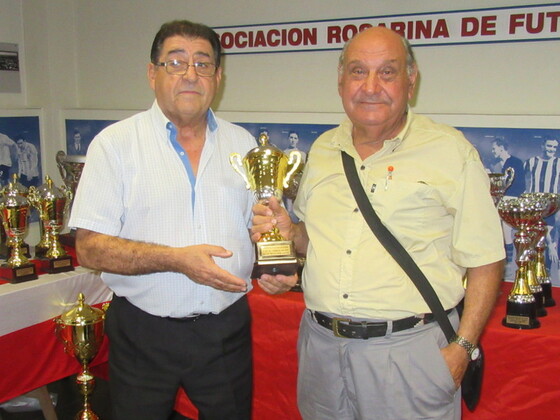 Raúl Dariozzi, Presidente de Villa Gobernador Gálvez, recibió el trofeo de la 4ta. División A3.