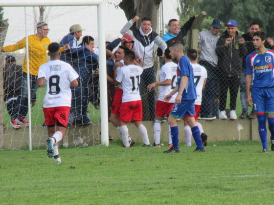 El primer gol de Renato fue de Brain Aguirre, que marcó tirándose al piso para empujarla.