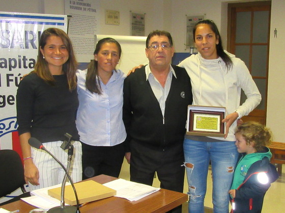 En el Seminario para DT's del F&uacute;tbol Femenino, que organiz&oacute; la Asociaci&oacute;n Rosarina, fue reconocida Vanina Correa. Aqu&iacute; posa (a la derecha) acompa&ntilde;ada por directivos y su hijo.