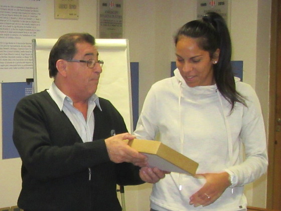 Carlos Benítez, Coordinador del Fútbol Femenino, haciendo entrega de la plaqueta.