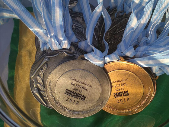 Las medallas que entregó la organización para los campeones y subcampeones del torneo.