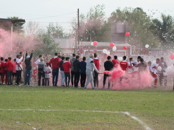 El público del Telmo le dio una gran bienvenida al equipo. Hubo humos, globos y pirotecnia.