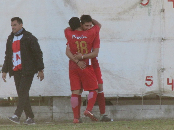 Vilarba festeja el gol con su compañero de ataque, Lavenia. Conforman una dupla potente.