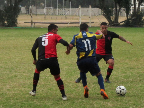 Una vez más en acción el goleador canalla (lleva 5 en el torneo), rodeado por dos rivales.