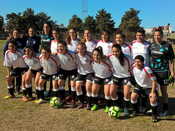 La Selección Femenina de Rosario estrenó ayer casaca alternativa. Foto: Carlos Benítez.