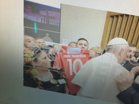 En la imagen del Vaticano el rosarino le extiende a Jorge Bergoglio la casaca de Juan XXIII.