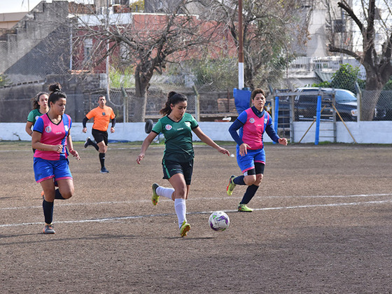 Wendy Rodríguez en acción. Social Lux goleó 8 a 0 a Santa María de Fisherton.