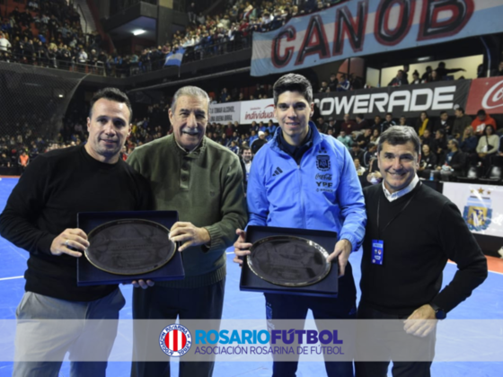 El presidente de la ARF, Mario Giammaría, y el coordinador del Consejo Auxiliar de Futsal, Marcelo Nardone, hicieron entrega de dos placas a Matías Lucuix y Diego Giustozzi, en reconocimiento a sus destacadísimas trayectorias.