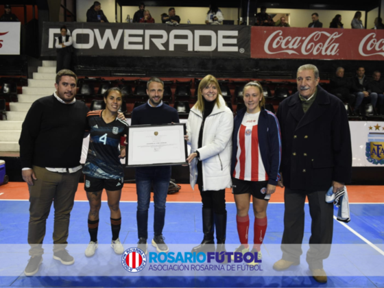 La Vicegobernadora de la provincia de Santa Fe, Alejandra Rodenas, estuvo presenciando el evento y entregó distinciones a la ARF y a AFA por el apoyo al fútbol y futsal femenino.