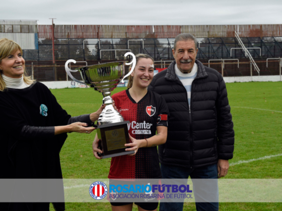 Alejandra Rodenas y Mario Giammaría le entregaron a Emilia Huber, la capitana rojinegra, la Copa Vanina Correa.