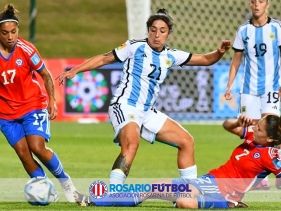 Lonigro tiene 3 títulos en el fútbol de Rosarina con la camiseta de Rosario Central. En la Selección disputó la Copa América 2022.