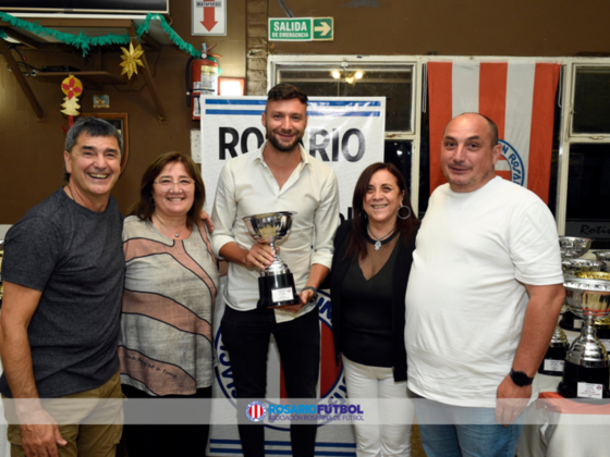Iván Vrancich, por Newell's, recibió el trofeo al campeón de Primera A masculina de futsal 2023, entre otros títulos de La Lepra.