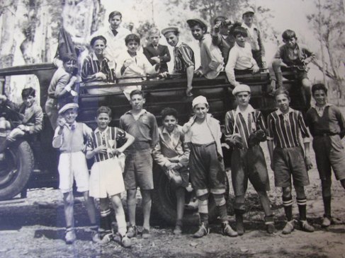 Foto del Museo de la Ciudad. Se estima que estos jugadores pertenecían al club Estudiantes, que tenía casaca tricolor.