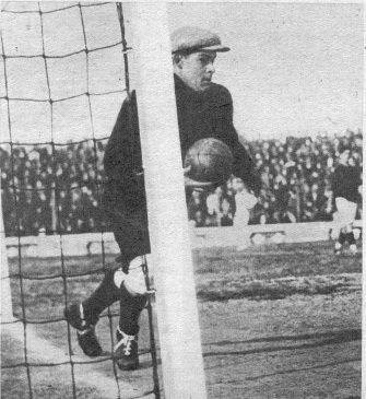 Octavio Díaz en acción. Arquero que atajó en Central, los Seleccionados de Rosario, y la Selección Nacional.