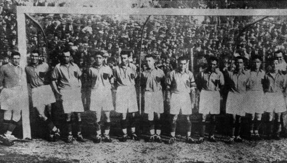 Córdoba campeón de la B.Varela '34. De izq. a der: Funes, Collins, Bussolini, Garramendi, Ibarra, Bussano, D'uva, Sosa, Morales, Solero y Constantini.