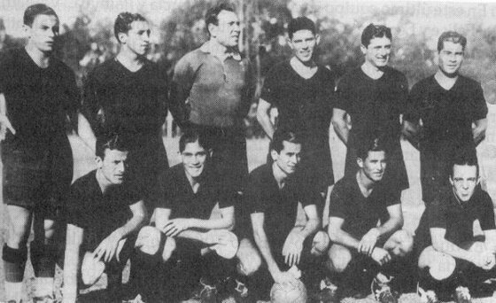 1935 NOB: De pie: A. Díaz, E. Tarrío, G. Díaz, Bianchi, Denessine y Landolfi. Hincados: Rúa, Fabrini, Eduardo Gómez, Ballesteros y Guiribaldi.