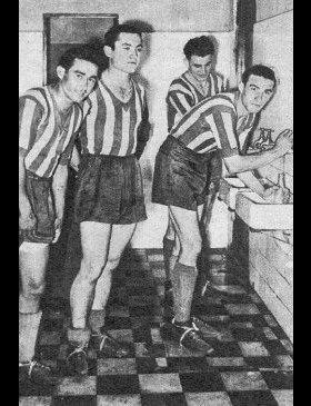 Los hermanos Maffei, Héctor Gómez y Roberto D'alessandro, en un vestuario "canalla" de los 40.