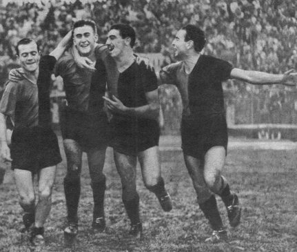 Sobrero, Pontoni, Perucca y Belén, festejando un gol en 1943.