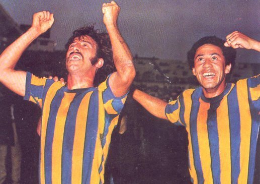 1973. Aldo Poy y "el negro" Jorge González en pleno festejo. El lateral fue el que más vistió la casaca "canalla".