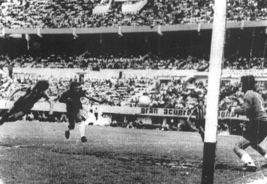 Momento histórico. La palomita de Poy ante Newell's en la semifinal del Nacional 1971.