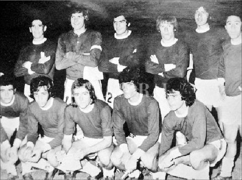Abril del 74. El combinado rosarino que venció a la Selección Nacional. El segundo de arriba (desde la derecha) es el Trinche Carlovich.