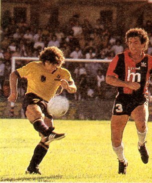 1985. Debut de Central en Primera B. Argota remata ante un jugador de Defensores de Belgrano.