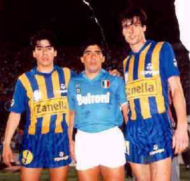 Jorge Díaz y Hugo Galloni con Maradona en el amistoso que jugaron en el San Paolo y que ganó el canalla 1 a 0.