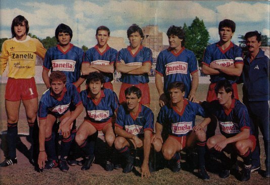 El plantel de Central Córdoba, temporada 87/88. En ese torneo el "charrúa" fue campeón de la C de AFA por segunda vez en su historia.