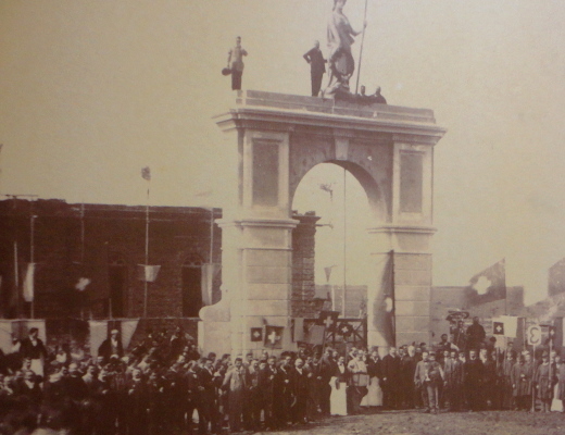 Fundación de la Sociedad Tiro Suizo Rosario en septiembre de 1889. Ese arco aún sigue en pie.
