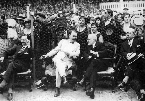 1931. El escritor y periodista Leopoldo Lugones, junto al presidente José Felix Uriburu, y Lisandro de la Torre, en un partido amistoso entre Newell's y Unión jugado en el Parque.
