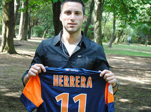 Emanuel con su nueva camiseta: la del Montpellier de Francia.